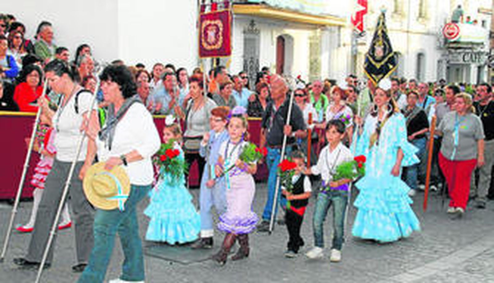 Los leperos se volcaron ayer tarde en la ofrenda floral a la Patrona, que hoy partirá hacia su romería.