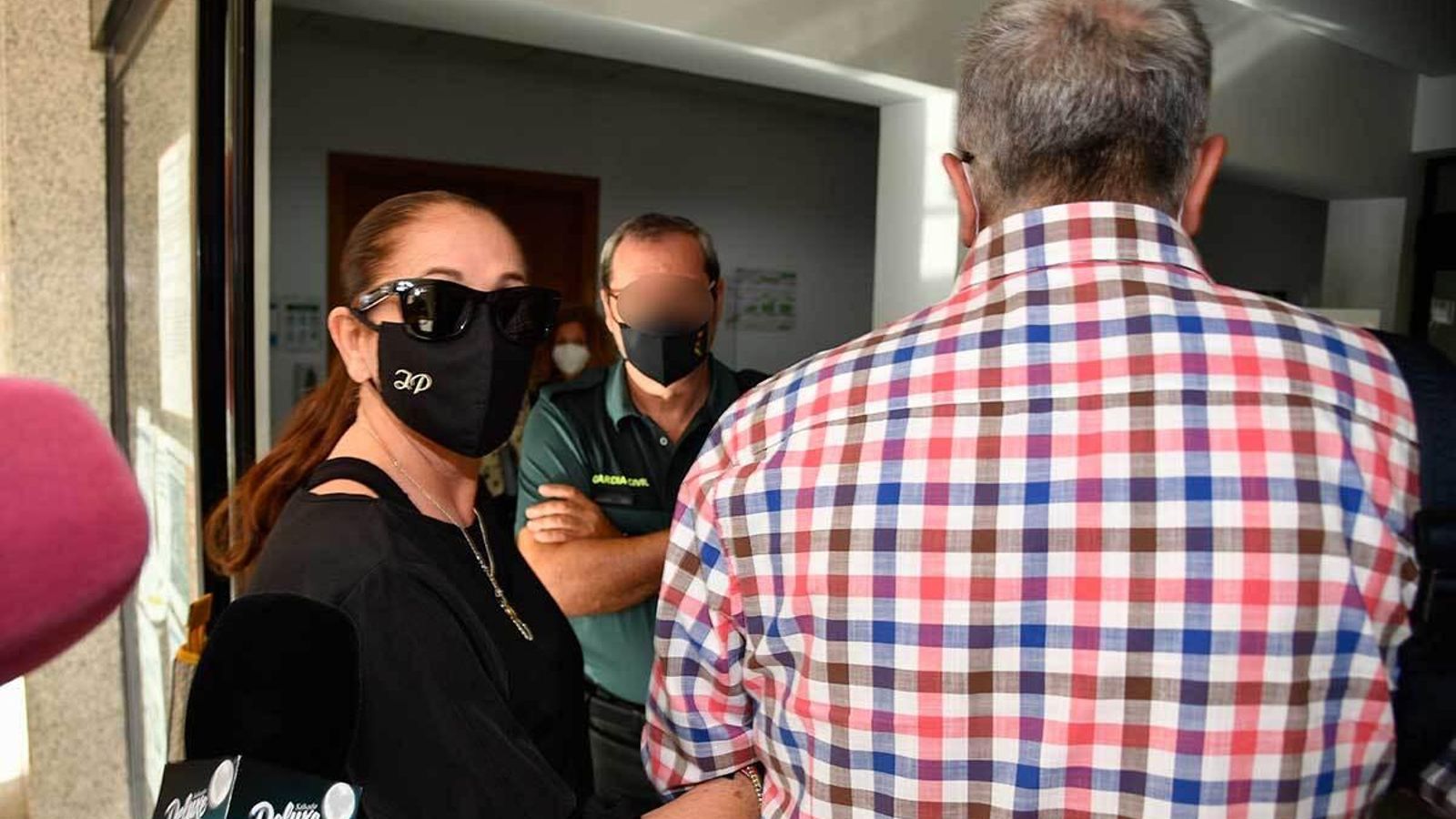 Mirada desafiante de Pantoja a los reporteros que le preguntaban antes de la vista.