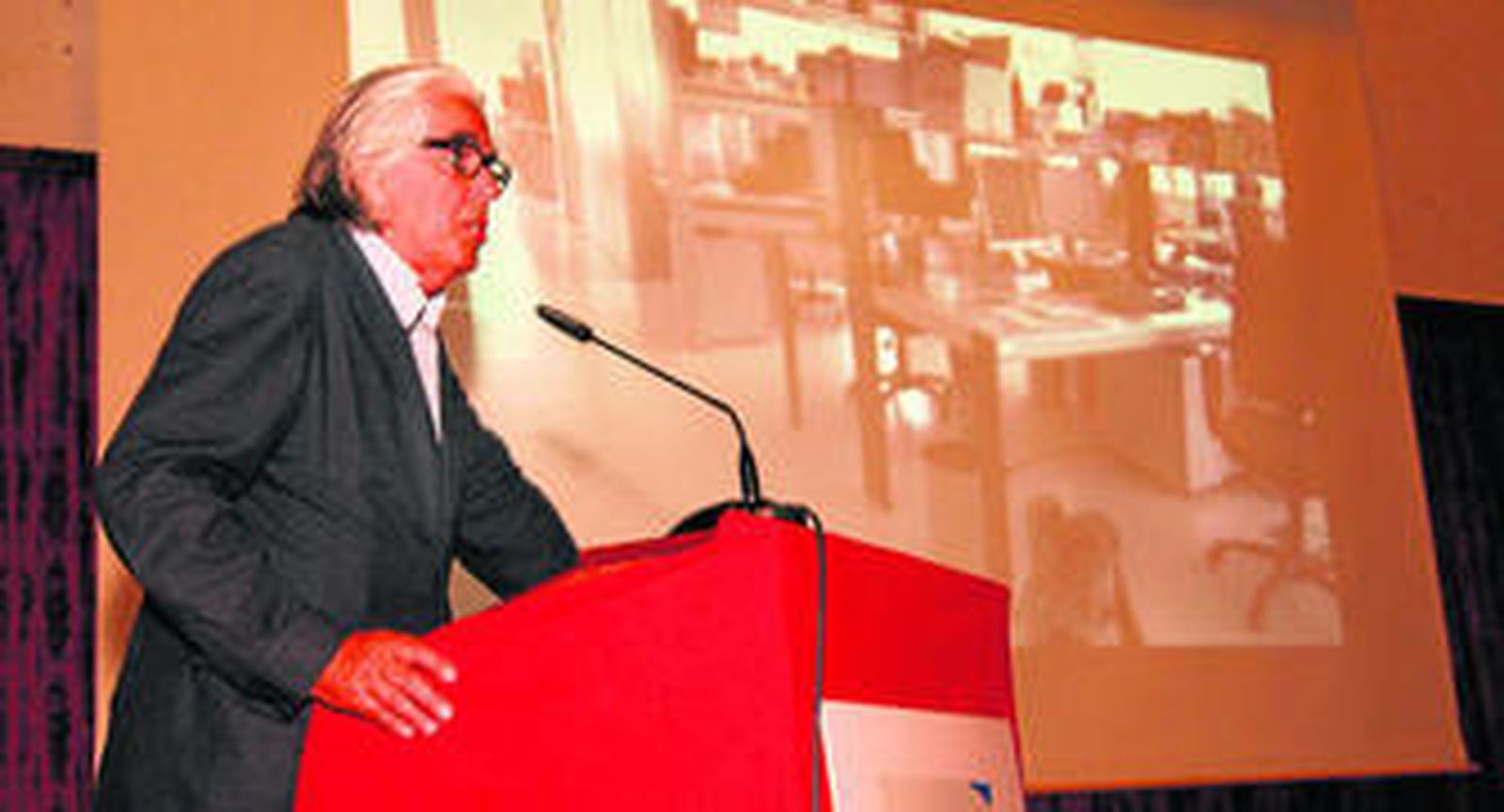 La conferencia de Luis Díaz del Río tuvo como escenario el auditorio del Monasterio de San Miguel.