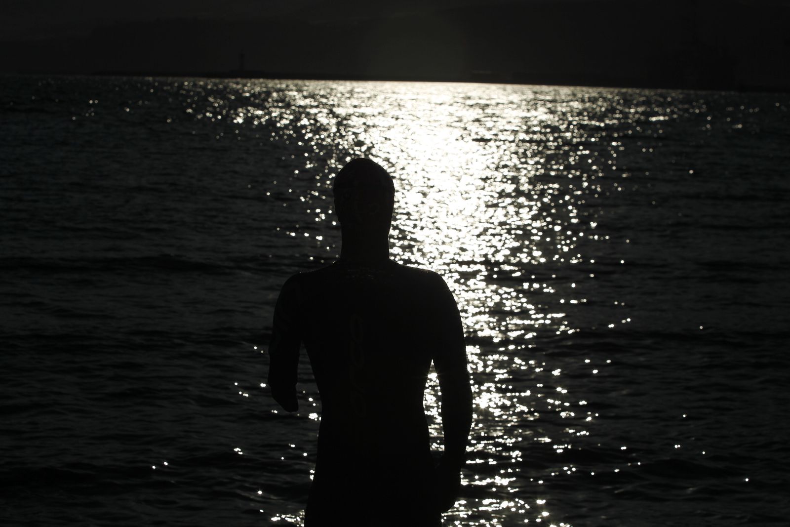 Precioso claroscuro de Jairo Ruiz en la playa tras acabar la  sesión de natación.