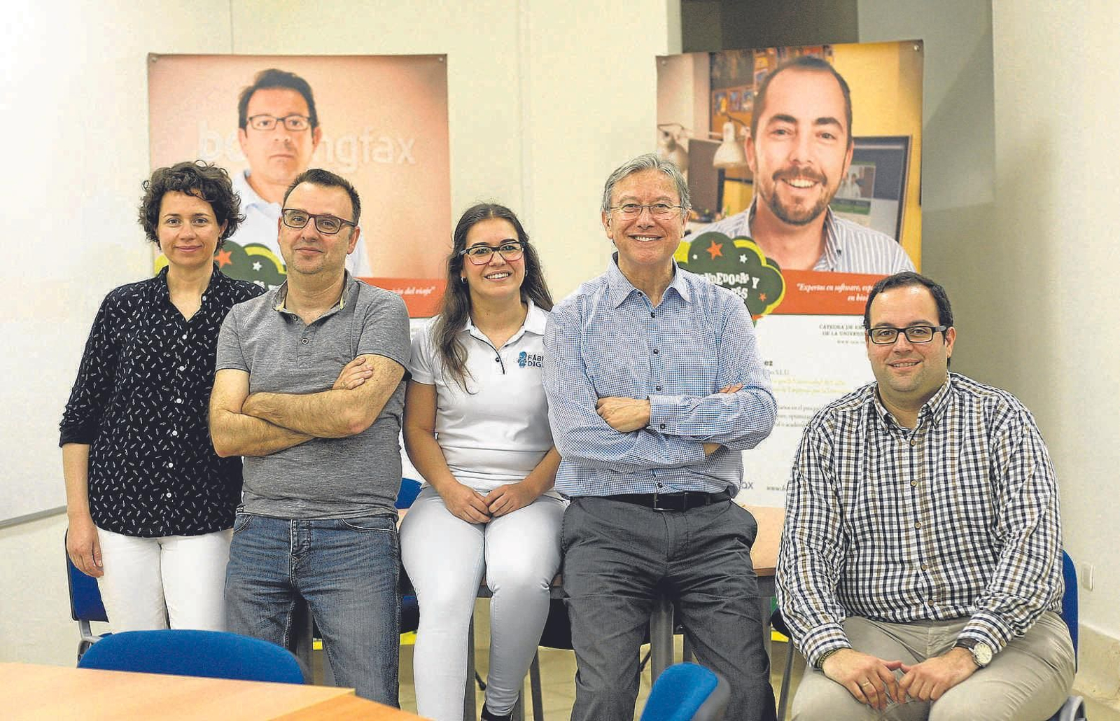 Sara Buzón, Raúl Medina, Eloísa Romero, José Ruiz Navarro y Juan Pablo Dianez, en la Facultad de Empresariales.