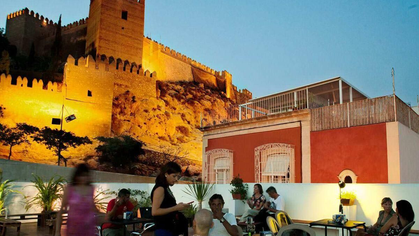 La terraza de La Guajira cuenta con una vista única, como es la Alcazaba de Almería.