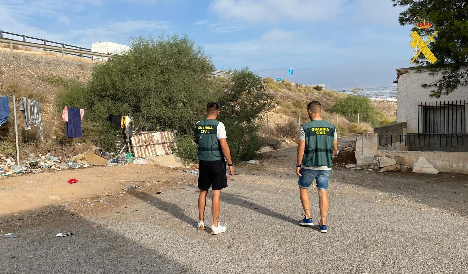 Agentes de la Guardia Civil en Roquetas de Mar. Agentes de la Guardia Civil en Roquetas de Mar.