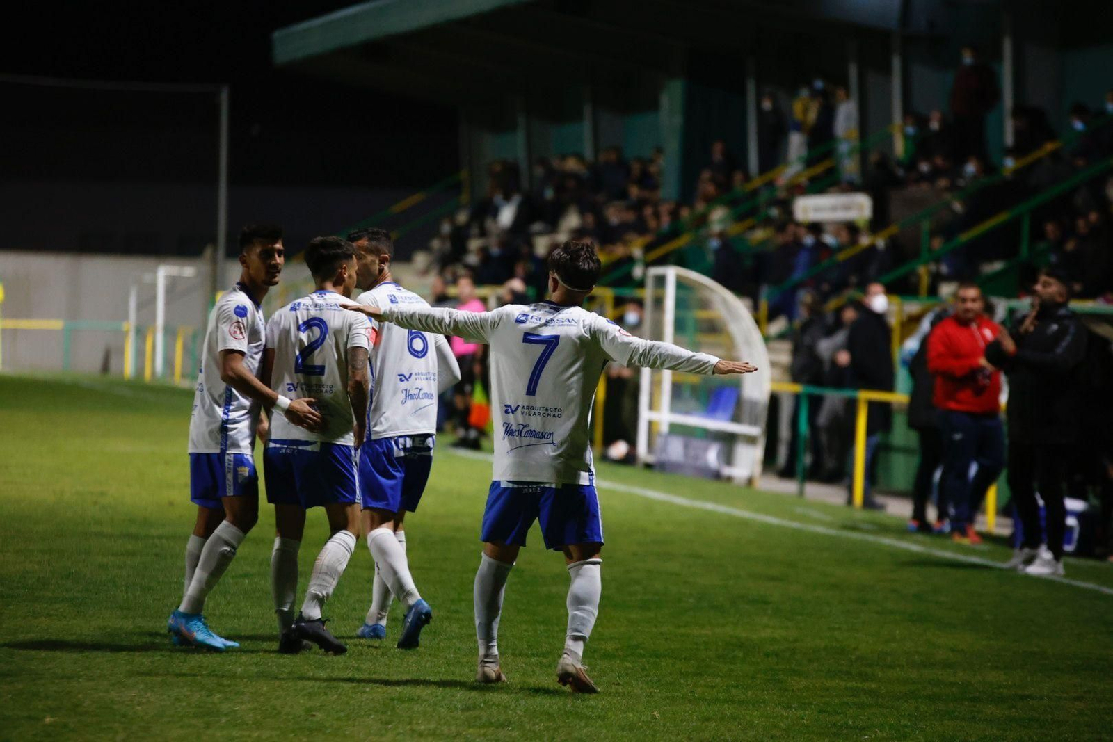 Joselillo abre los brazos para celebrar su gol mientras sus compañeros se abrazan.