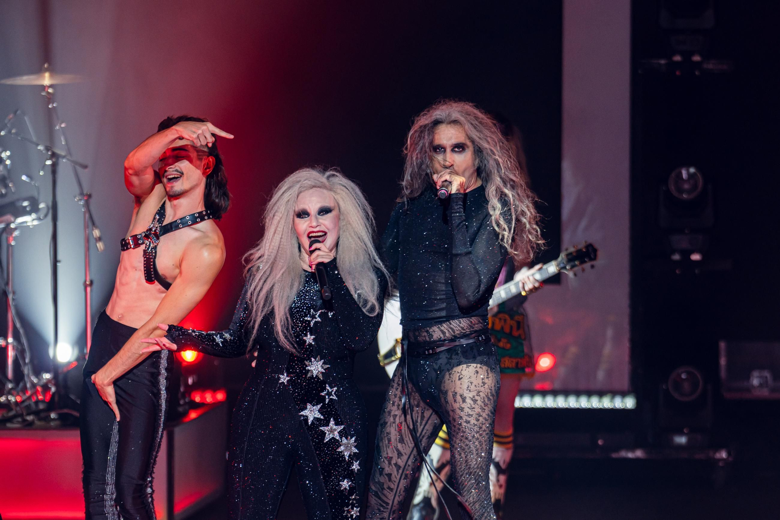 Alaska y Mario Vaquerizo han culminado la noche en Starlite Occident con una actuación conjunta sobre la cantera de Nagüelles.