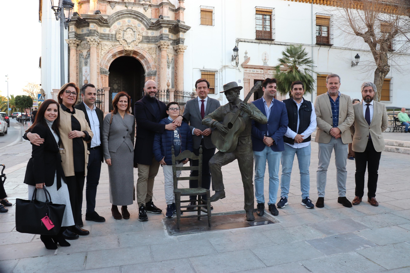Inauguración de la escultura de Paco de Lucena en la plaza de San Juan de Dios.