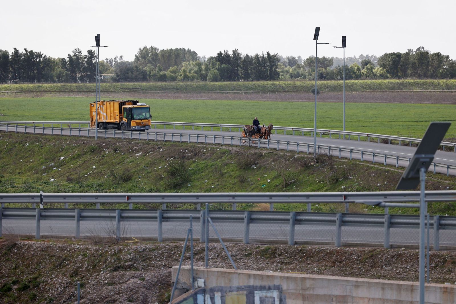 Los suelos de Tablada con el desvío que la cruza procedente del puente del Centenario