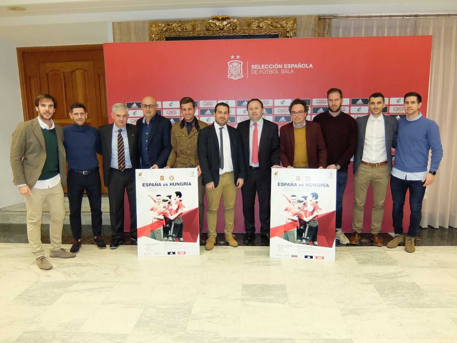 Los internacionales cordobeses, junto a las autoridades durante la presentación.