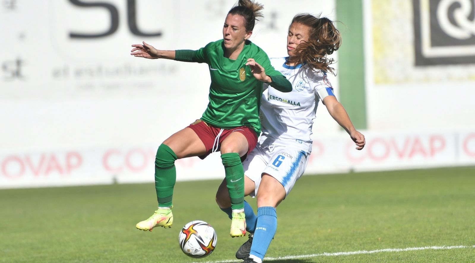 Victoria intenta frenar el avance de una rival.