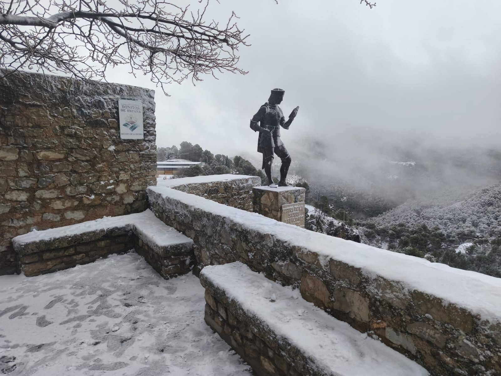 Postales de invierno: la nieve cubre Segura de la Sierra, el pueblo con el castillo más alto de Jaén, en imágenes