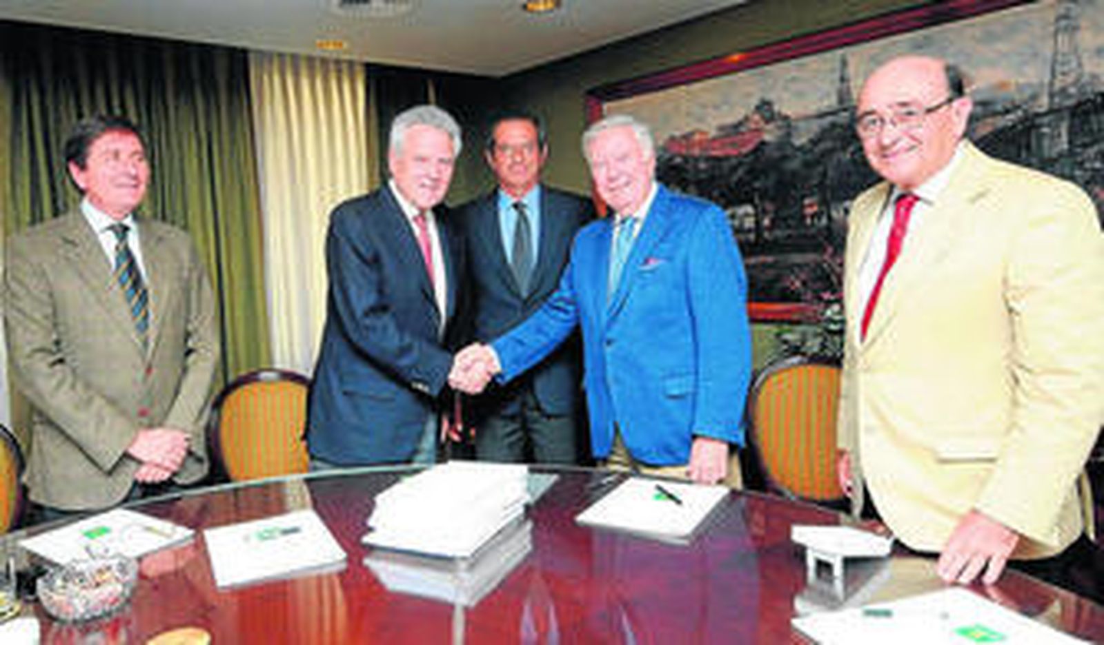 José Luis García Palacios (Caja Rural del Sur) y Ricardo Fernández de Molina (Rural de Córdoba) se dan la mano tras el momento de la firma.
