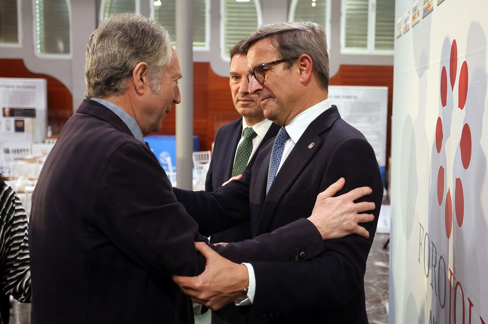 Imágenes de la recepción de los invitados al desayuno-coloquio con Jorge Paradela en el Foro Joly Andalucía