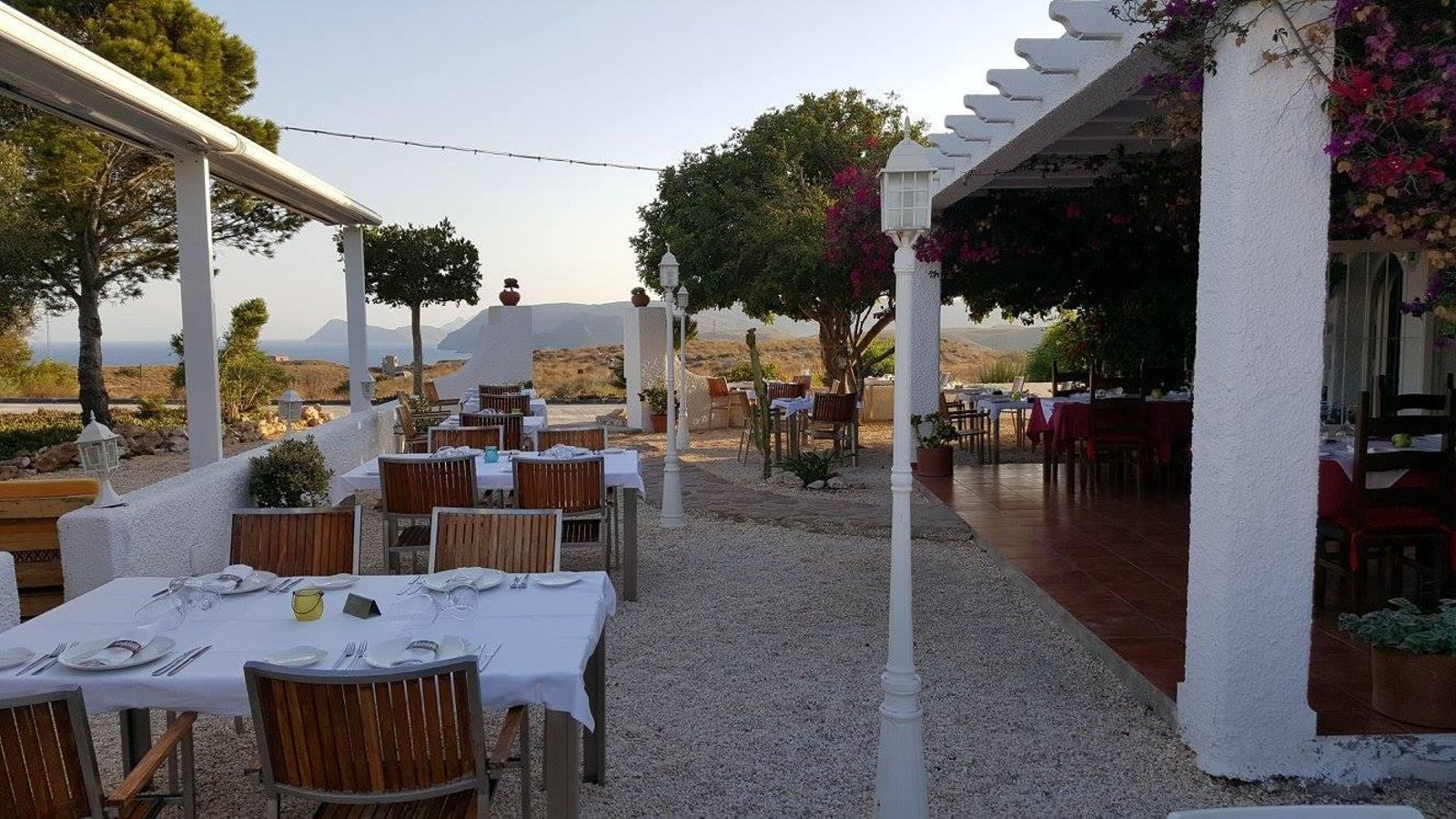 La terraza del Asador La Chumbera, en Agua Amarga.