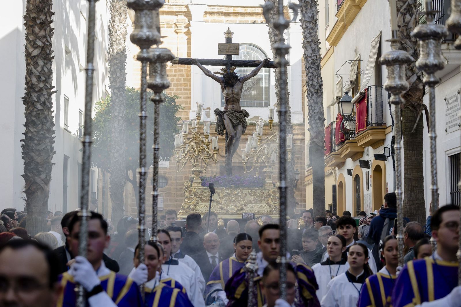 Las imágenes del vía crucis del Cristo de la Misericordia, de la hermandad de La Palma, a la Catedral