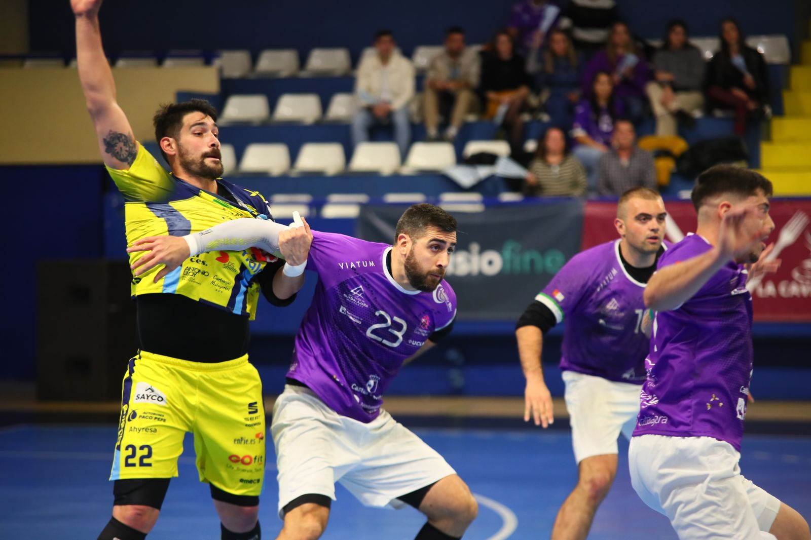 Pugna durante el partido.