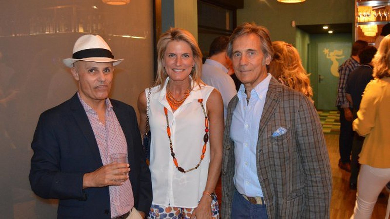 El poeta José Mateos, Cristina Luque y el empresario Jorge Manrique, disfrutando de la inauguración.