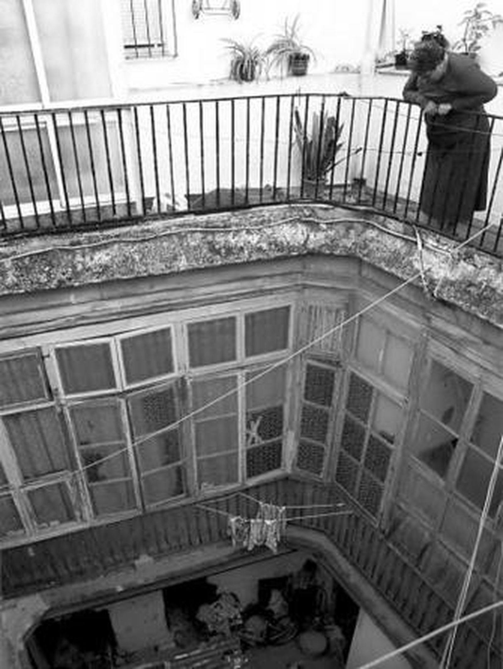 María mira el patio de Paco Alba. En la finca viven seis familias.