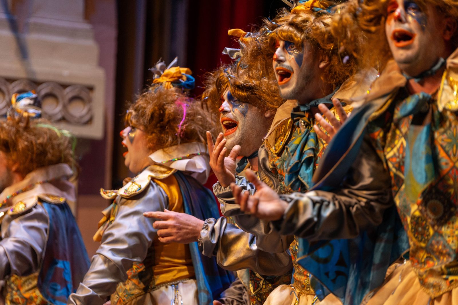 Imágenes de la actuación de la comparsa  de  Dos Hermanas "Feberillo el loco" en el Carnaval Colombino