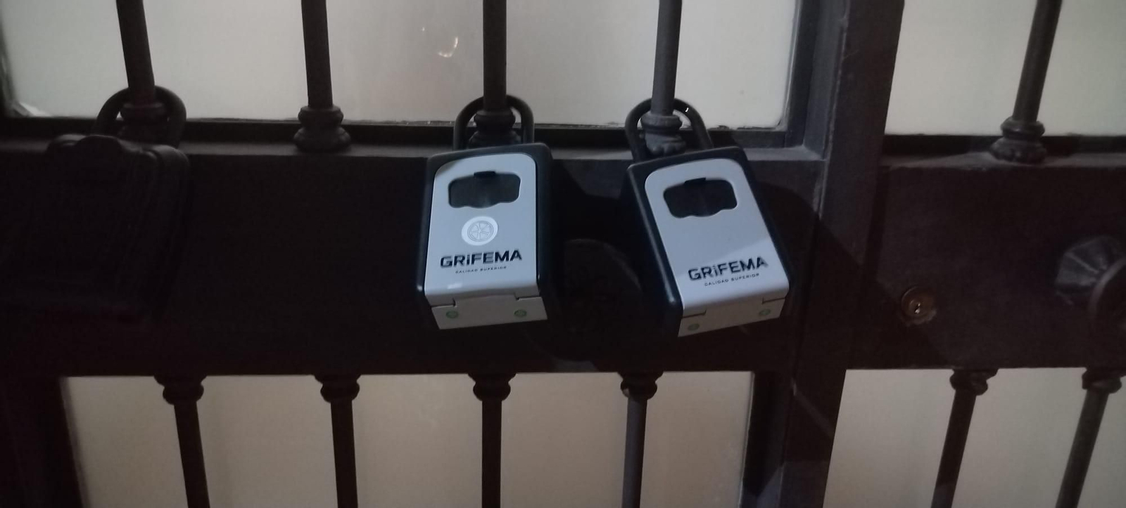 Mecanismo en la porteria de una finca para acceder a dos viviendas turisticas.