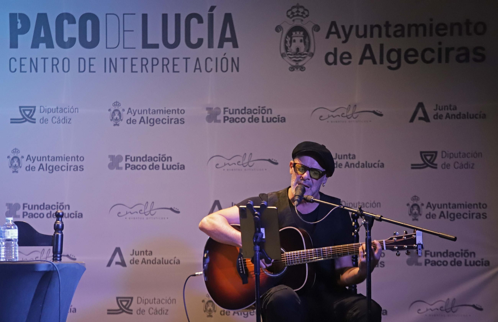 Fotos de la conferencia de Juan José Téllez  sobre los cincuenta años de la publicación del disco El Patio, del grupo Triana