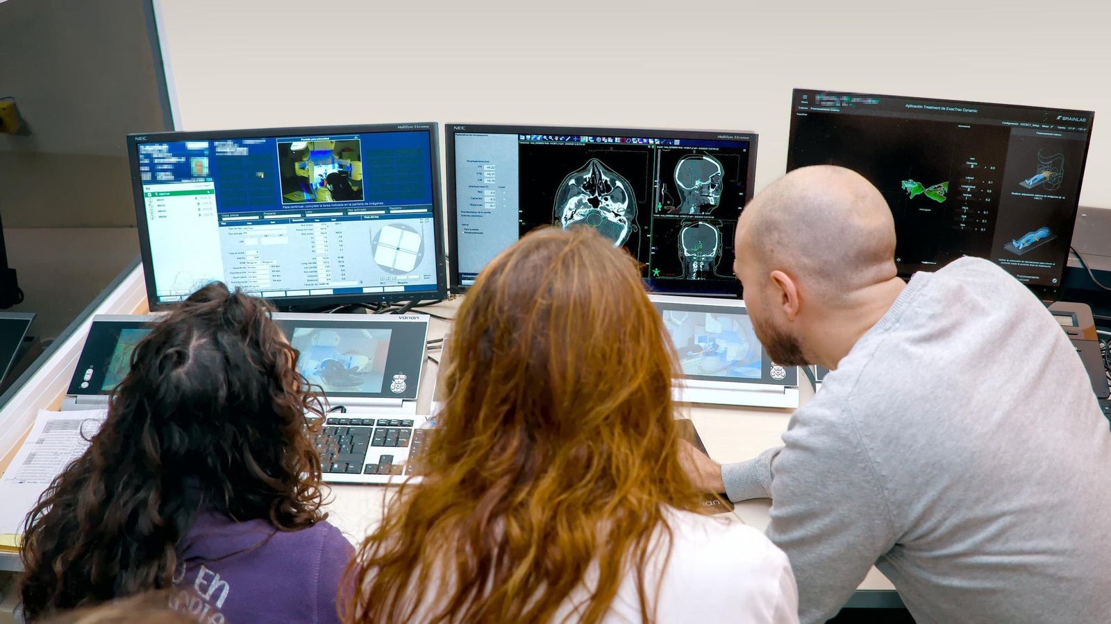 Los técnicos de radioterapia en la sala de control de la aplicación del tratamiento. Los técnicos de radioterapia en la sala de control de la aplicación del tratamiento.