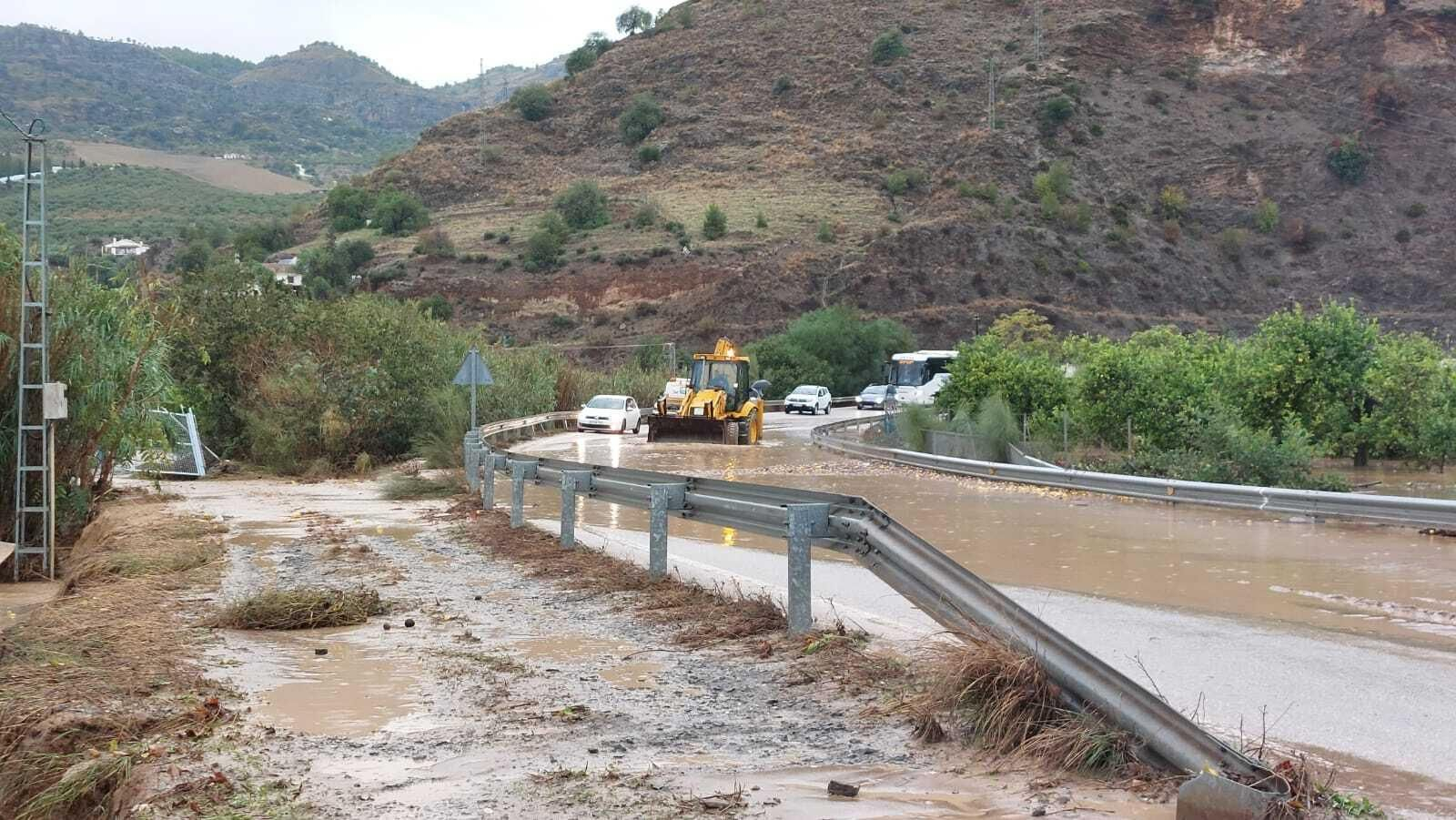 Carreteras de la provincia de Málaga desbordadas de agua.