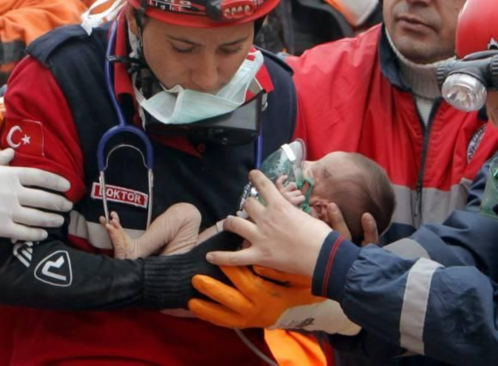 Rescatan vivo de los escombros a un bebé de dos semanas 46 horas después del terremoto de Turquía