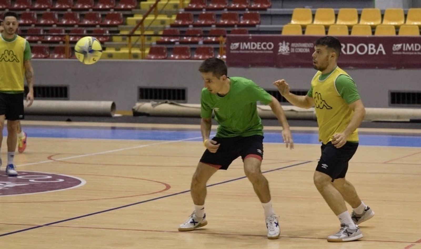 Javi Sánchez cabecea el balón ante la presión de Juanra, en un entrenamiento en Vista Alegre.