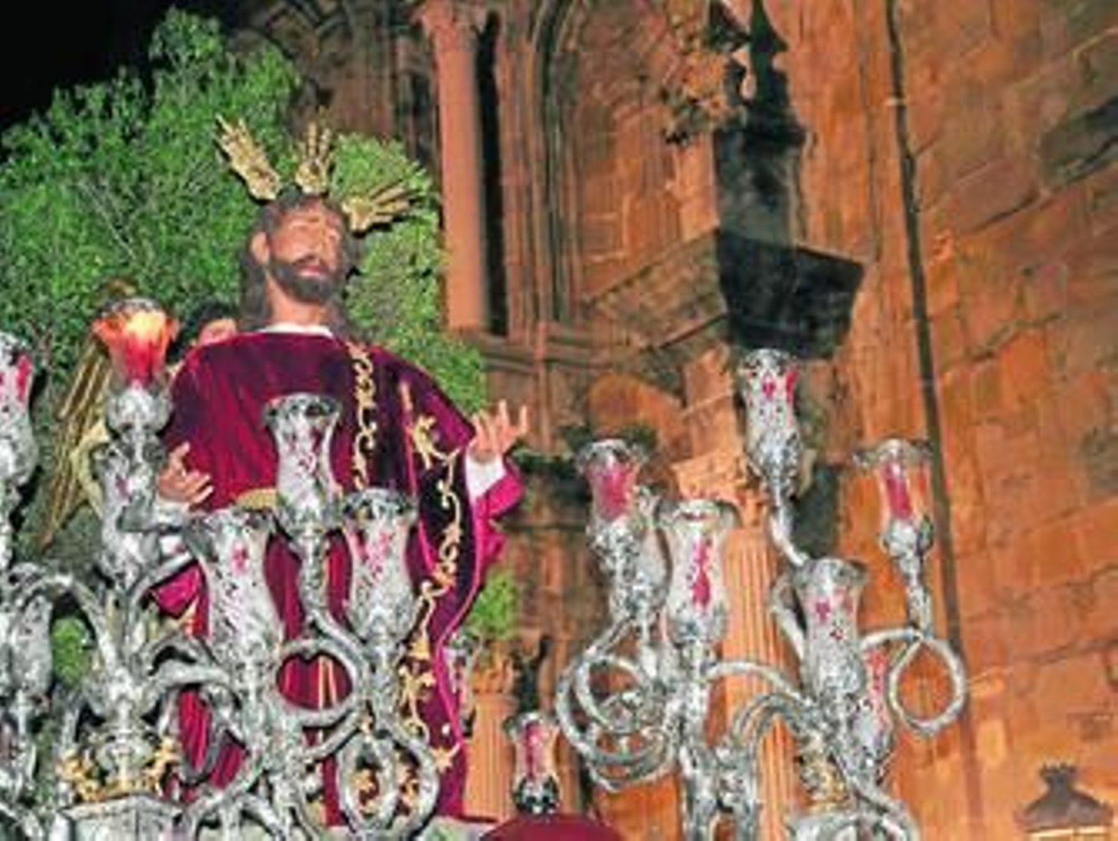 La impresionante imagen de Nuestro Padre Jesús en la Oración del Huerto a los pocos instantes de su salida, anoche.