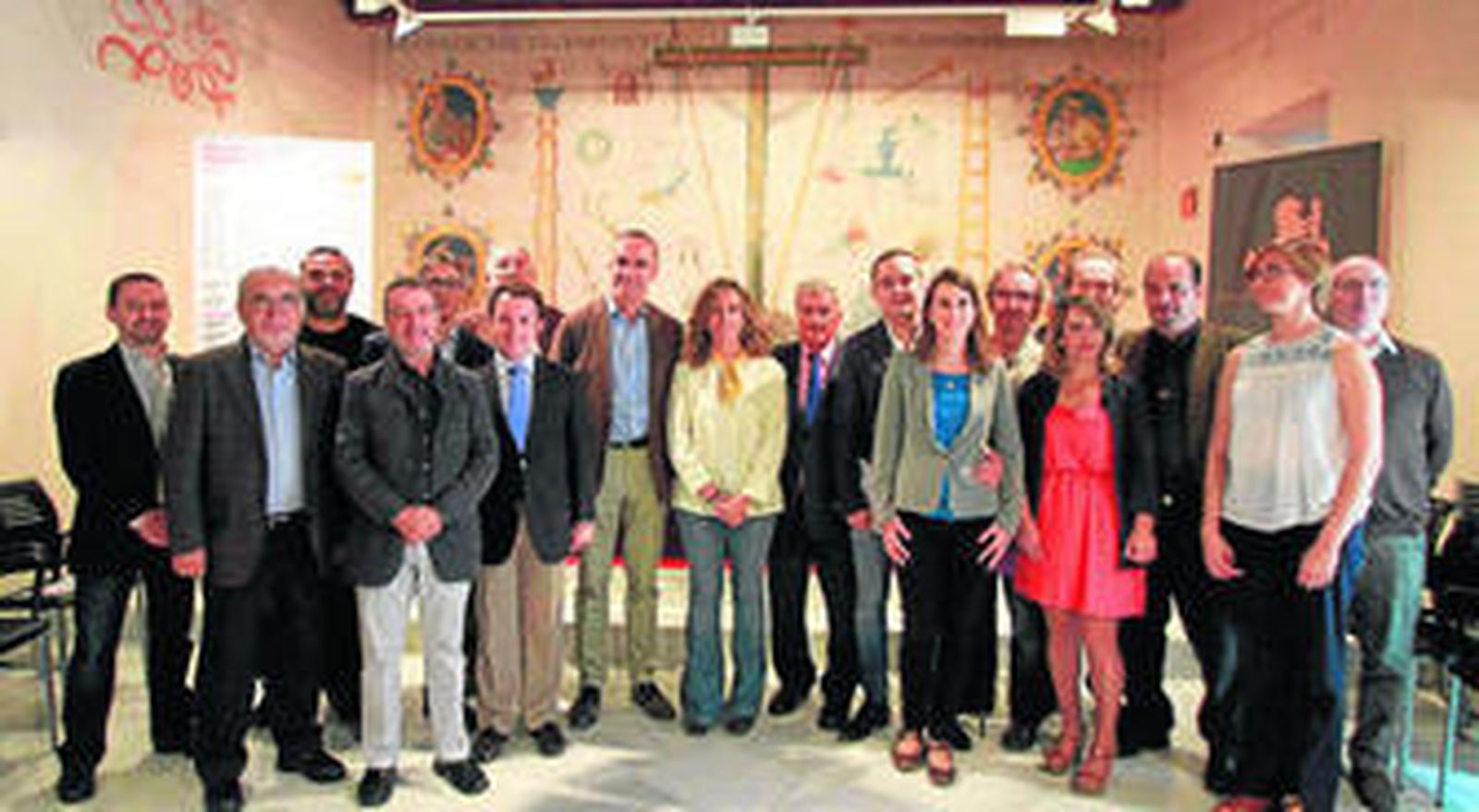 Isabel Ojeda y Antonio Muñoz, en el centro, ayer en Santa Clara junto al guitarrista Francisco Bernier y representantes de las actividades programadas.