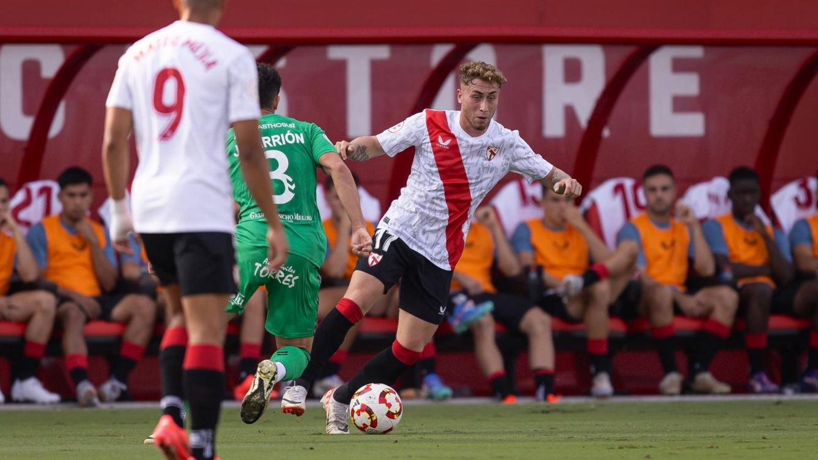 El lateral almeriense, en acción con el filial sevillista.