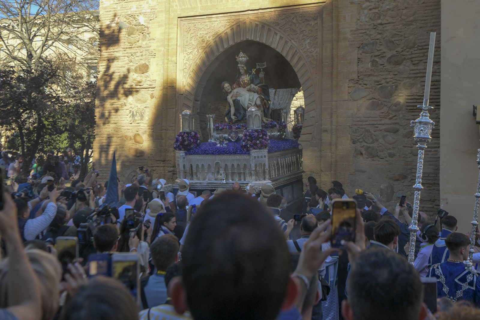 Las fotos de la salida de Santa María de la Alhambra y su bajada a Granada