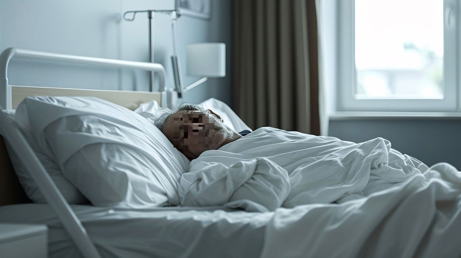 Un hombre tumbado en la cama de un hospital.