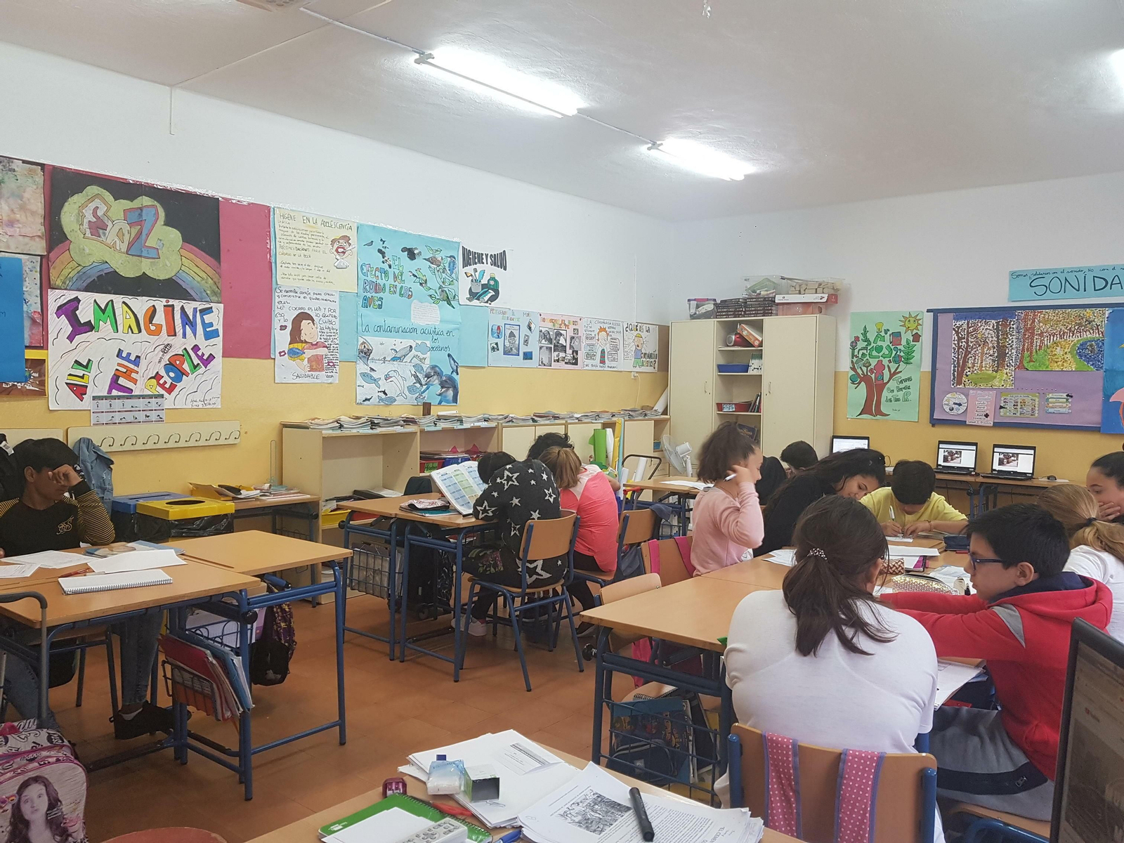 Alumnos del colegio Las Cortes, centro que acaba de recibir la bandera verde, en una clase llena de murales.