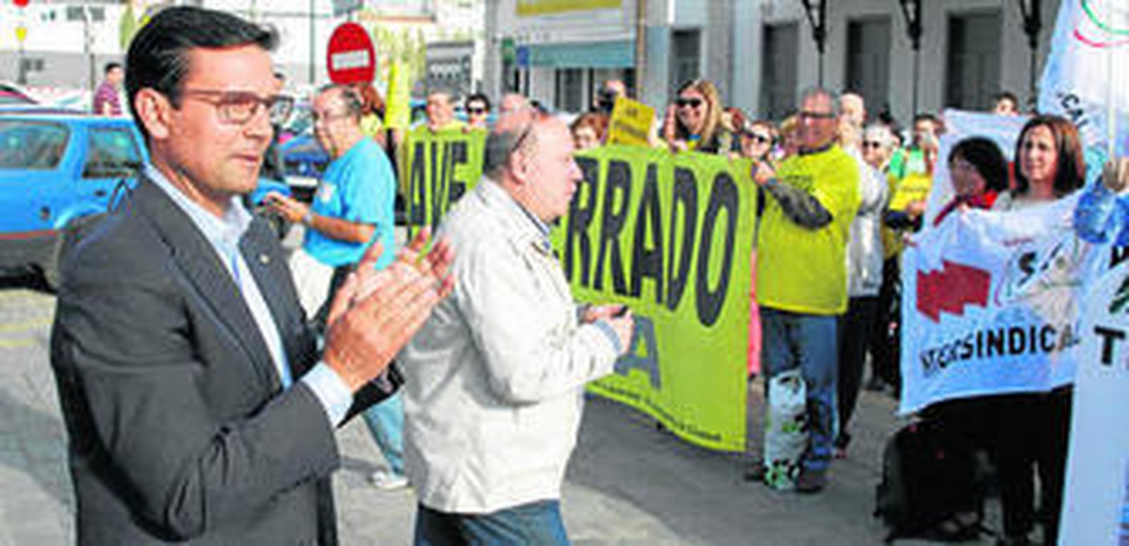El alcalde, apoyando una de las movilizaciones de la Marea Amarilla para exigir un AVE soterrado.