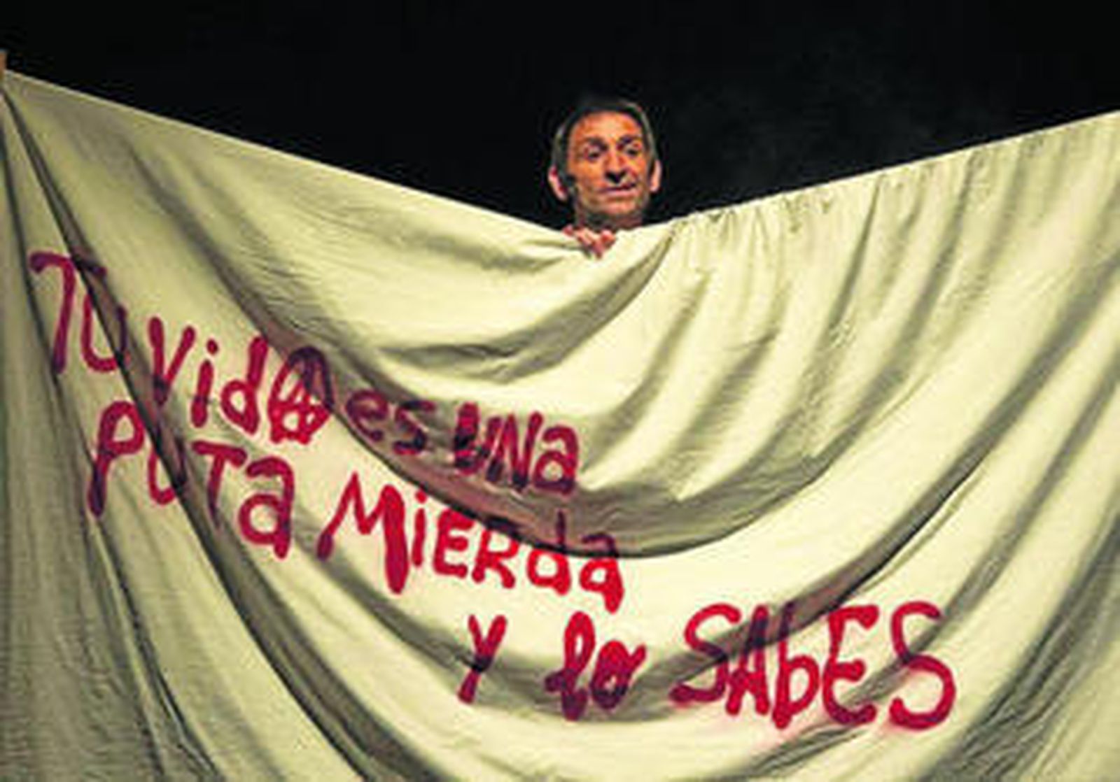 Albert Plá en un momento de la representación, donde alterna narración con canciones a la guitarra y el teclado.