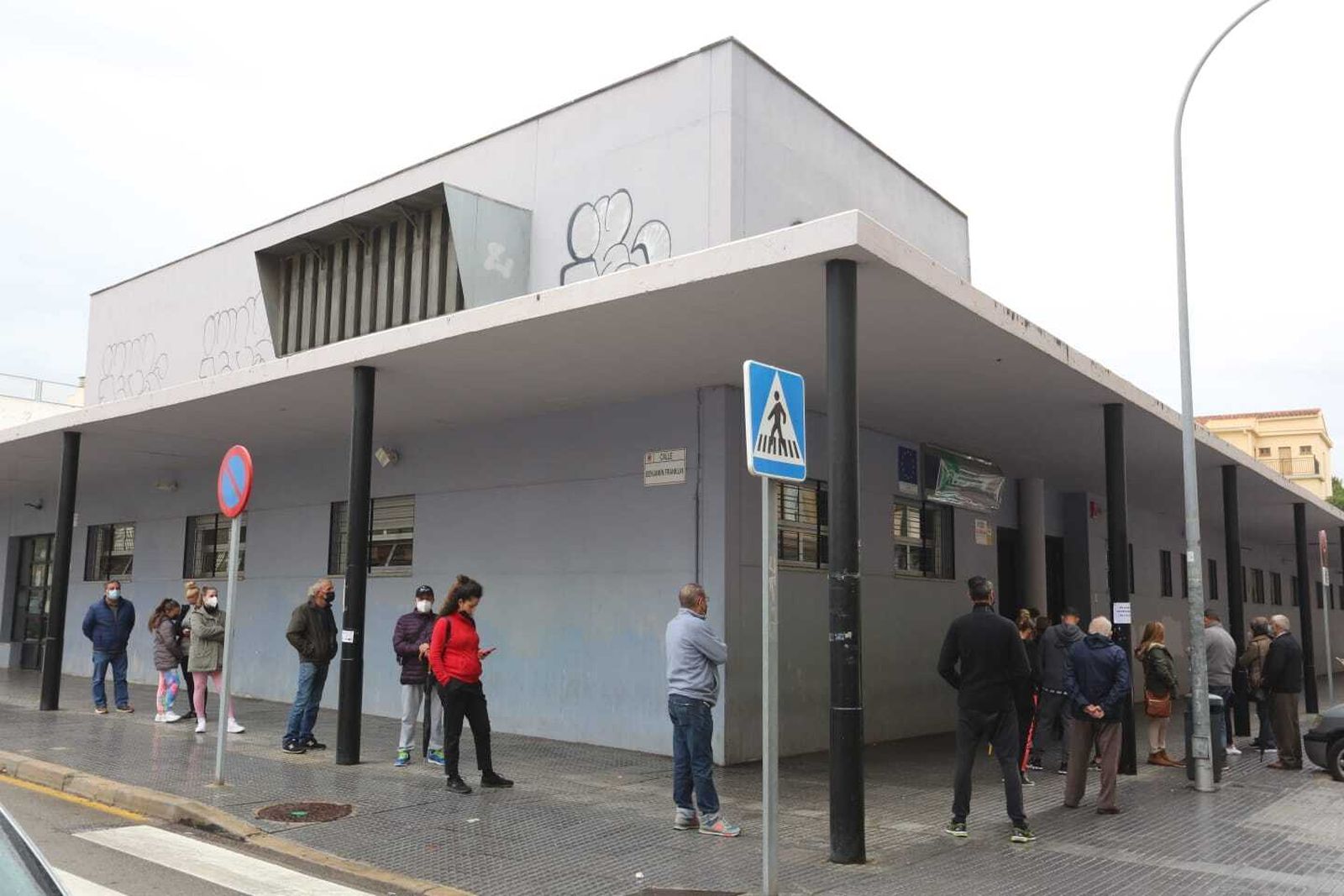 Usuarios ante el centro  de salud  de Tiro de Pichón.