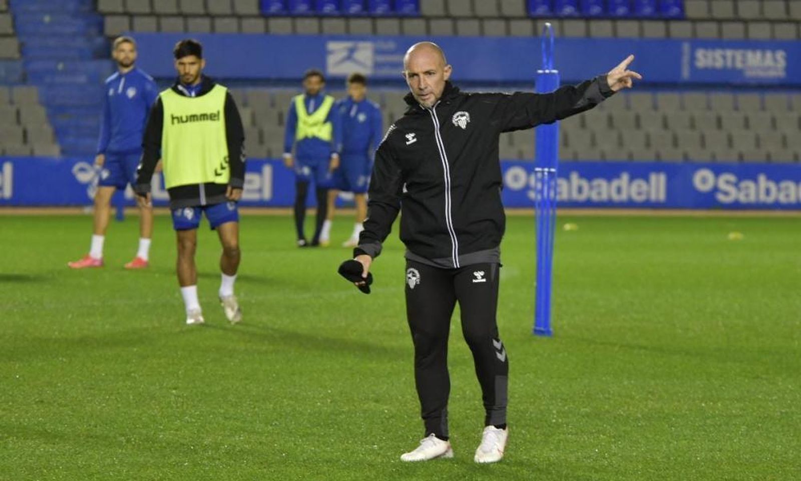 Pedro Munitis dirige un entrenamiento del Sabadell