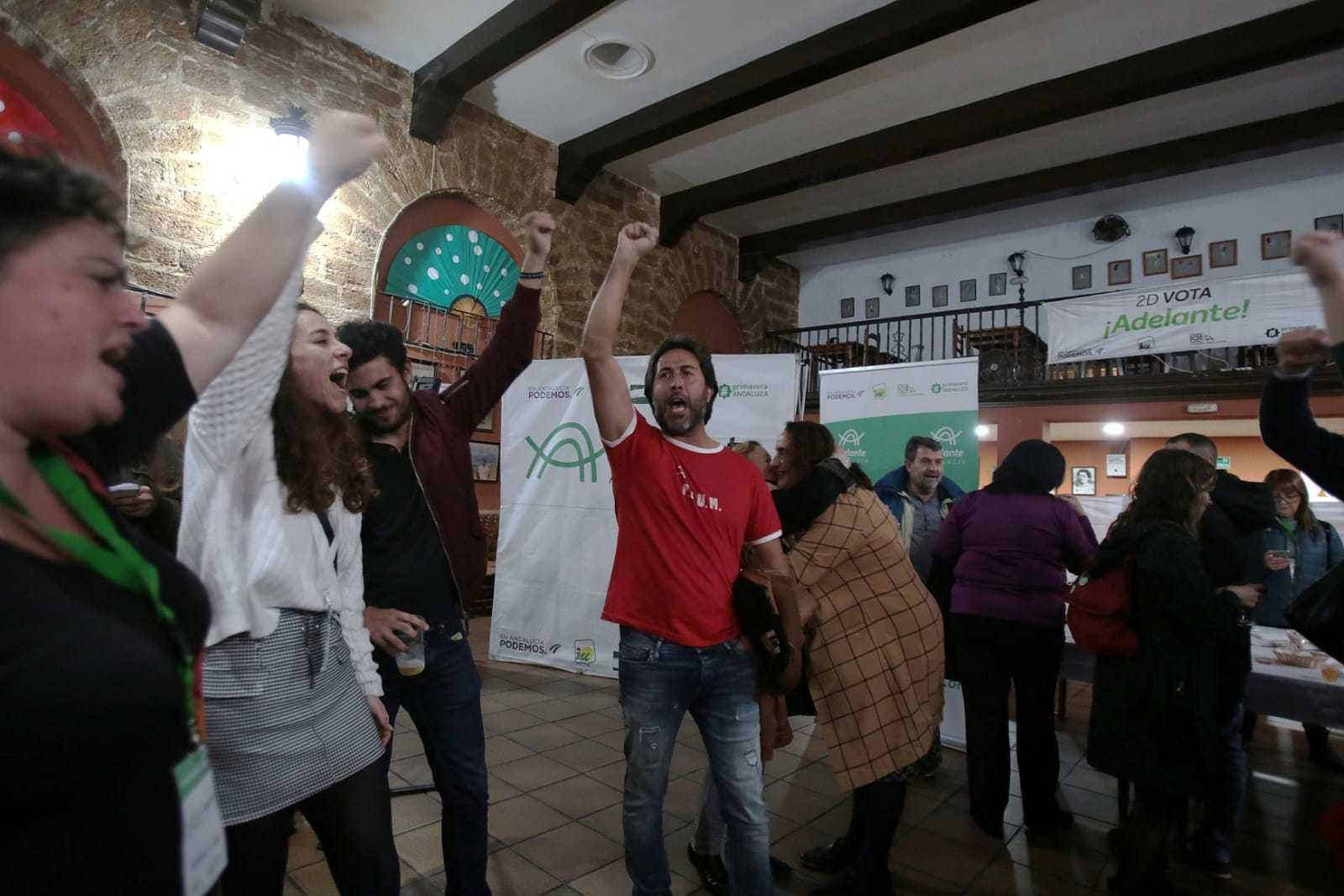 Buen ambiente en la sede de Adelante Andalucía, que logró tres diputados por Cádiz.