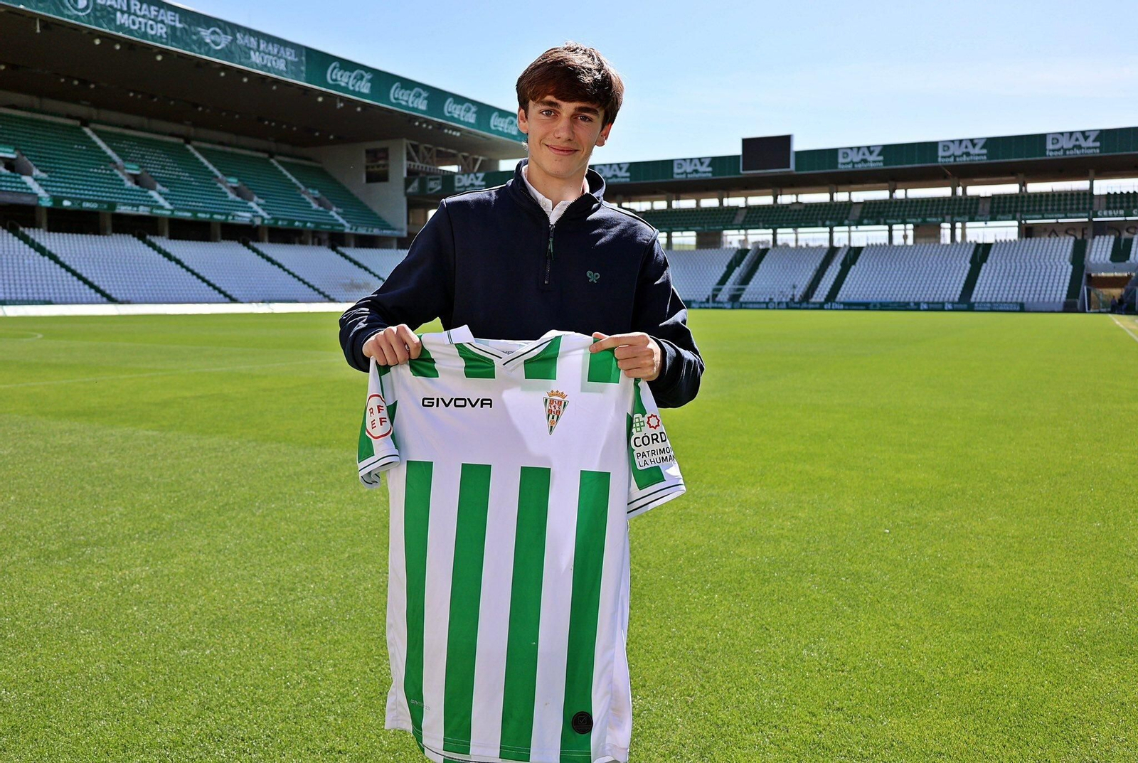 Javi Antrás posa en El Arcángel tras firmar su primer contrato profesional con el Córdoba. Javi Antrás posa en El Arcángel tras firmar su primer contrato profesional con el Córdoba.