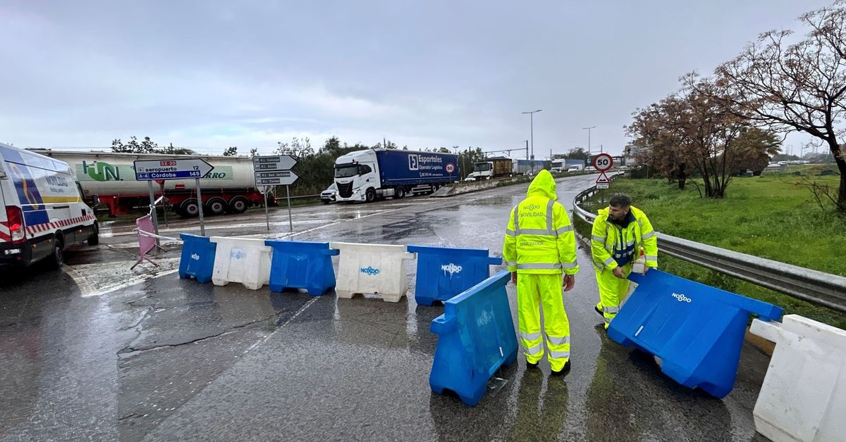 Sevilla activa un plan de choque para parchear las calles dañadas por el temporal