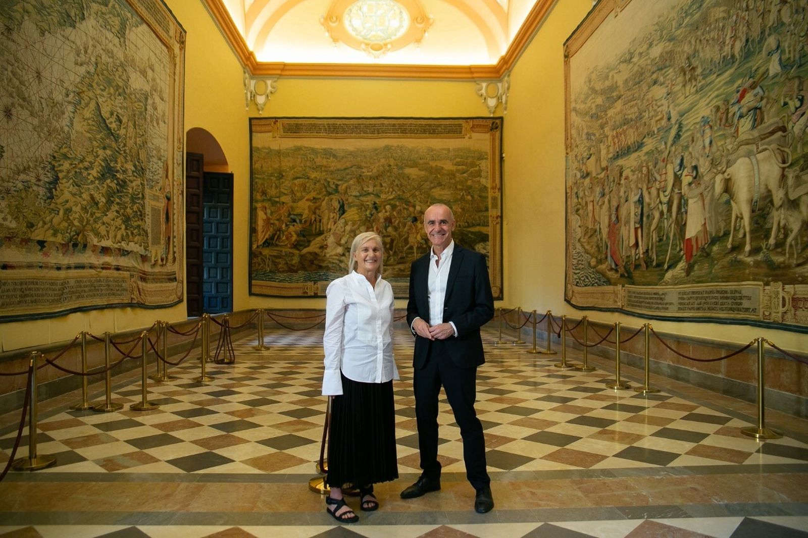 Maria Grazia y Antonio Muñoz en el Salón de los Tapices del Alcázar de Sevilla.