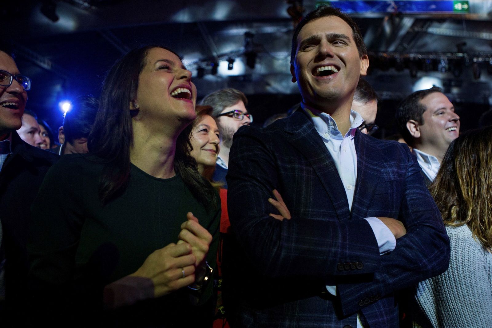 Arrimadas y Rivera ríen durante la actuación de la chirigota del Selu, ayer en el mitin de Ciudadanos.