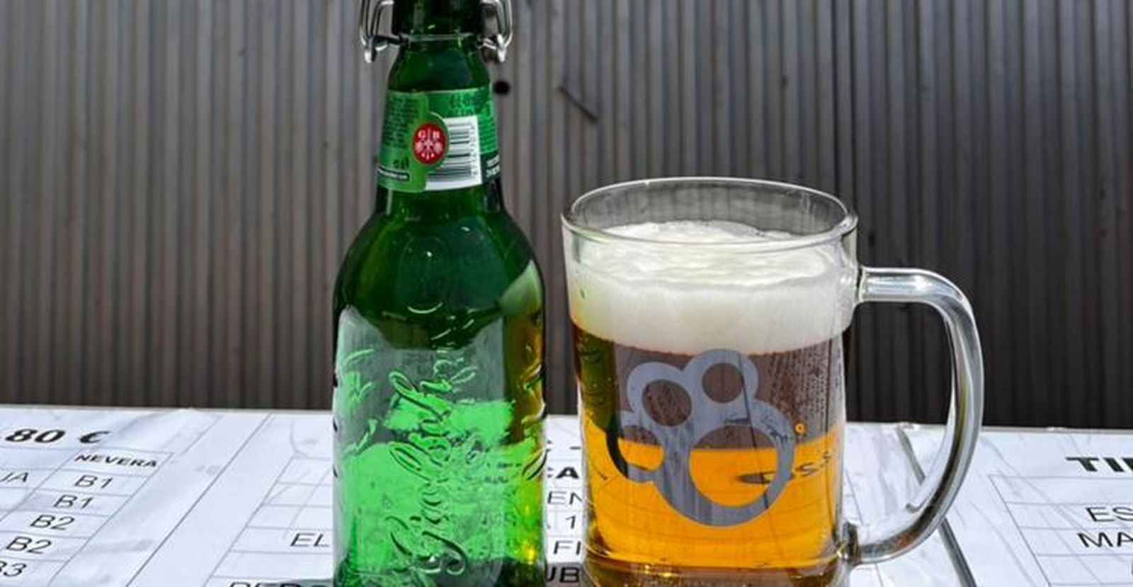 Una cerveza en la cata de El Coloquio de los Perros en Montilla.