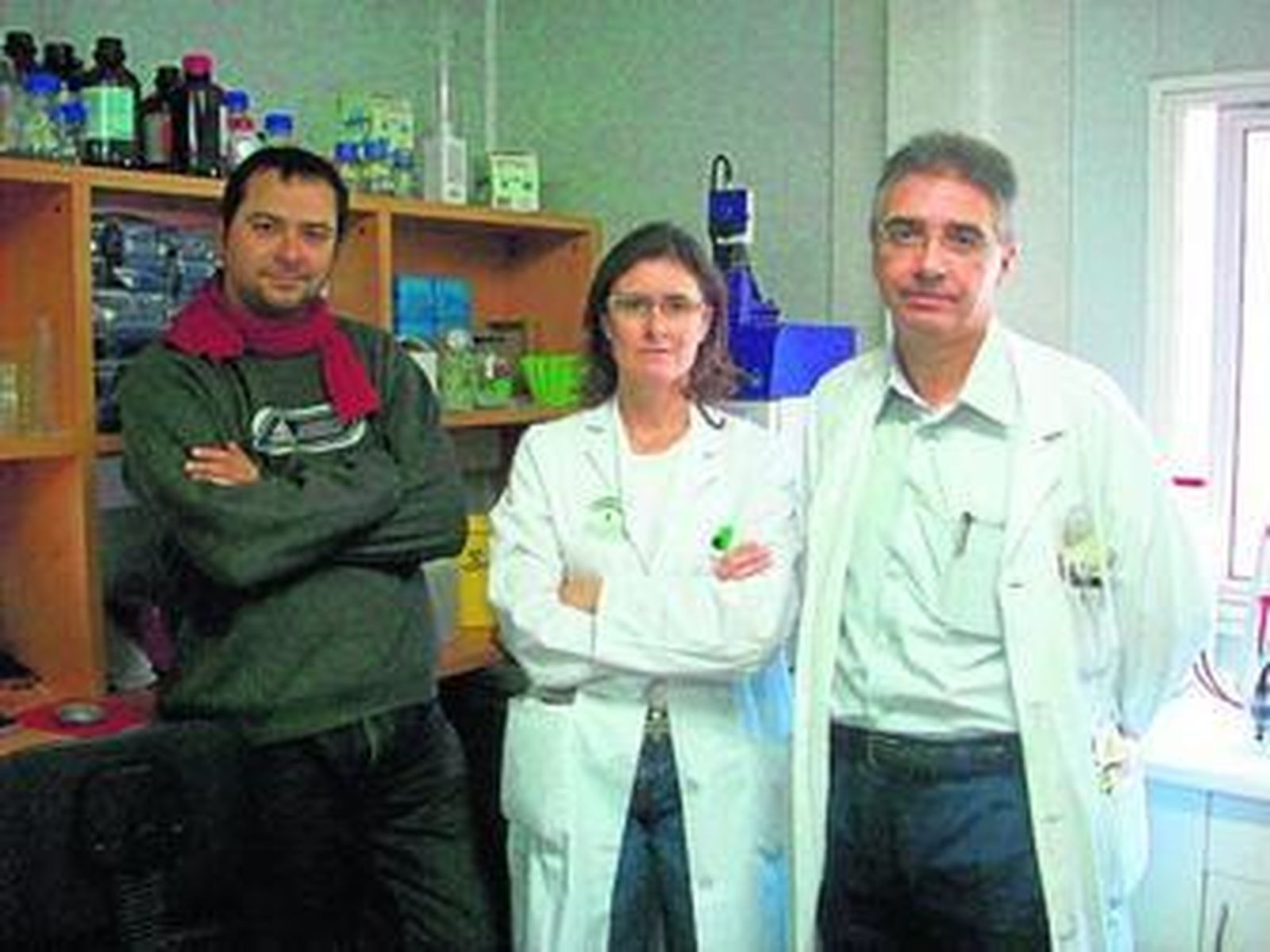 Parte del equipo: Rubén Morilla, bioquímico; la inmunóloga Nieves Respaldiza y Enrique Calderón, internista.