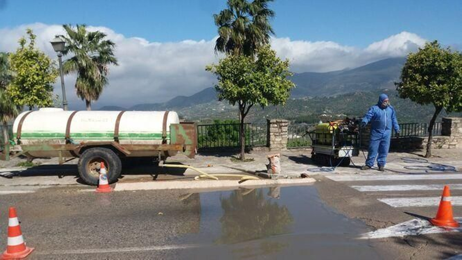 Un badén de desinfección a la entrada del pueblo de Zahara de la Sierra.