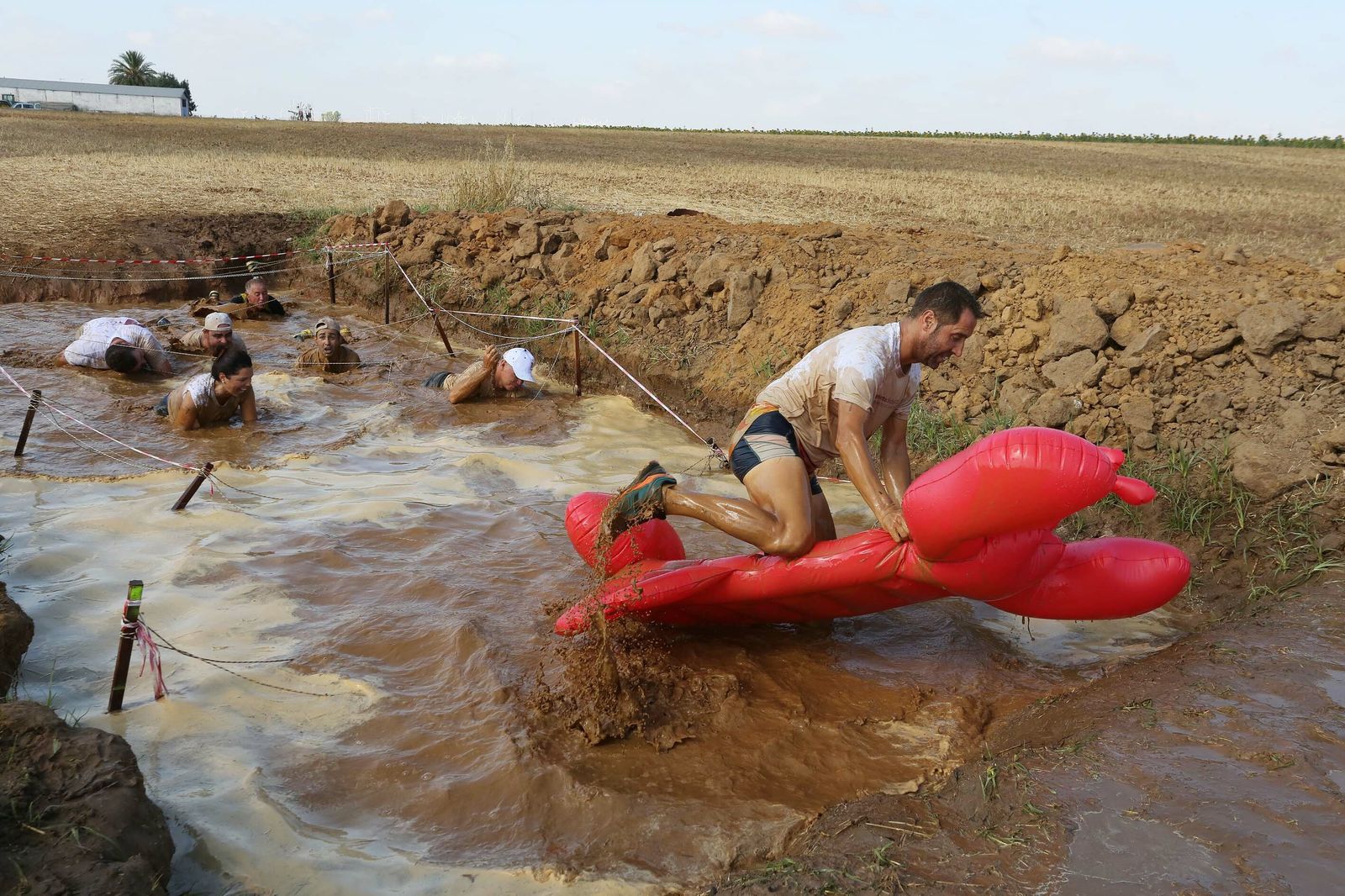Imágenes de la carrera del barro celebrada en La Barca