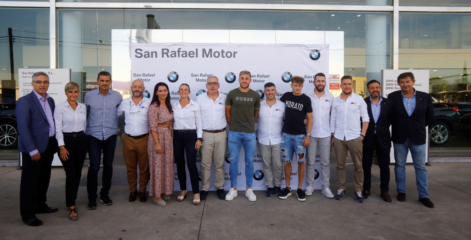 Representantes del club y del concesionario San Rafael Motor en la firma del acuerdo.
