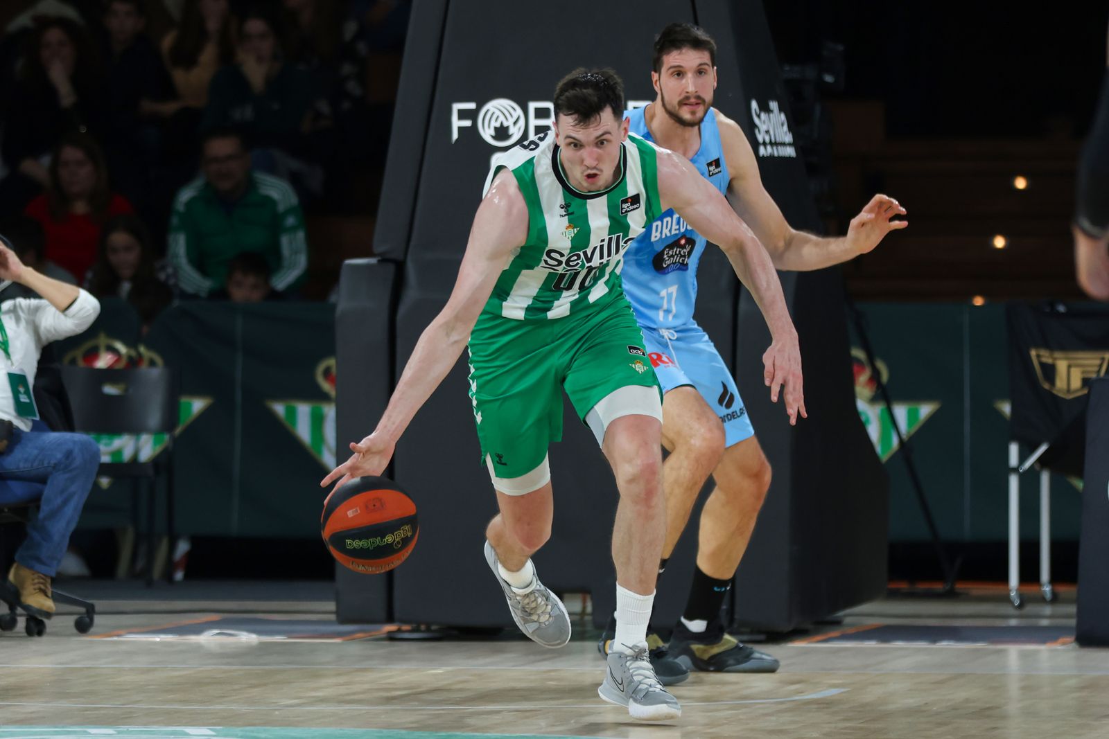 Kurucs sale al contragolpe en el partido contra el Breogán.