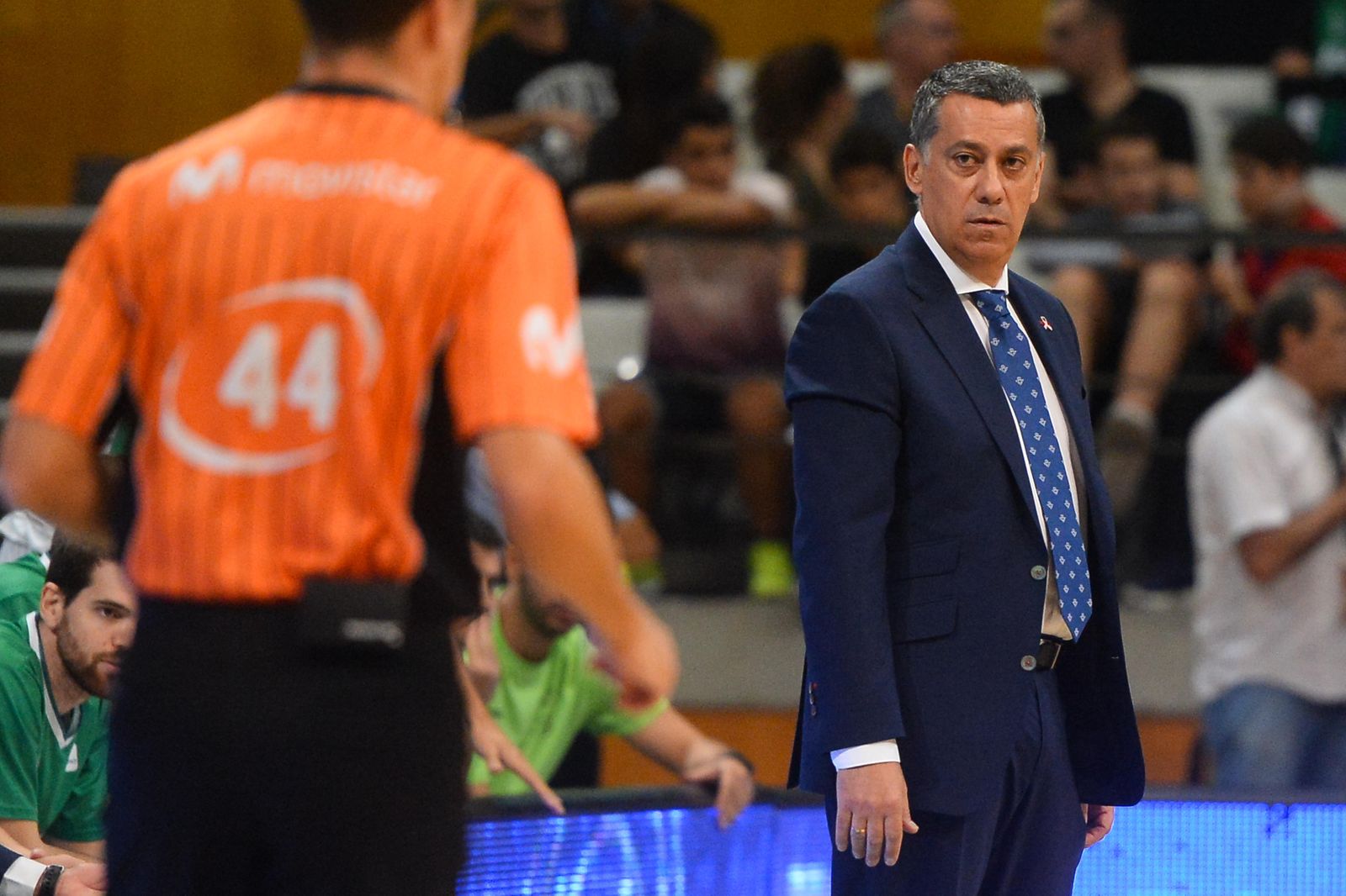 Alejandro Martínez mira a unos de los colegiados durante el encuentro del domingo ante el Joventut.